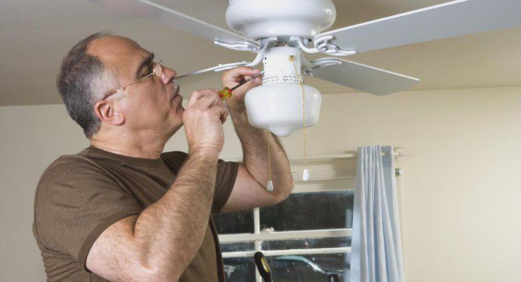 Como você substitui as lâminas do ventilador de teto?