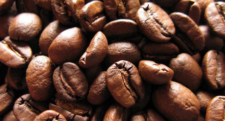 Qual é o significado dos três grãos de café tradicionalmente servidos com sambuca?
