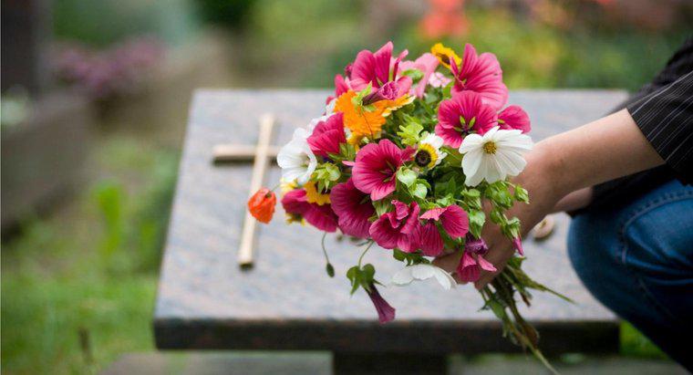 Por que as pessoas colocam flores em túmulos?