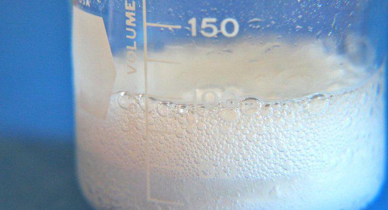 O bicarbonato de sódio induzirá o vômito?