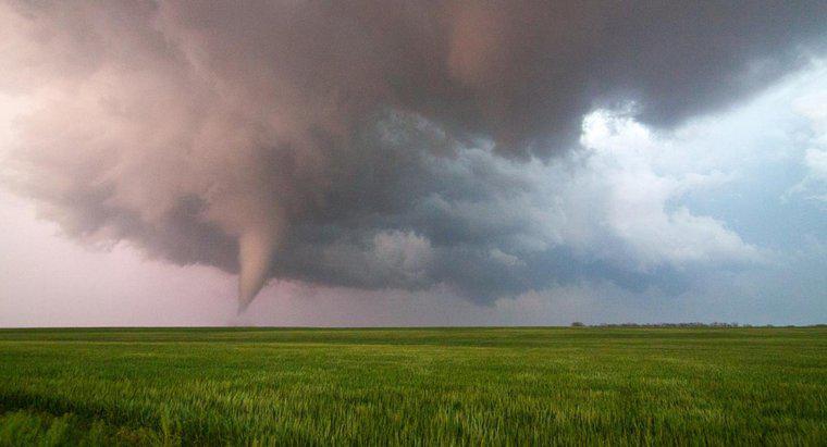 Como os tornados afetam as pessoas?