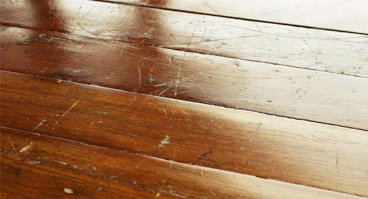 Como você remove riscos de pisos de madeira?