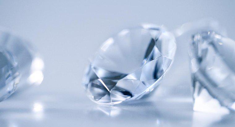 Quais são alguns fatores que influenciam o valor de um diamante?