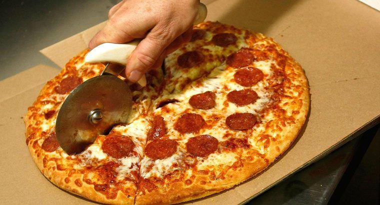 Quantas calorias existem em uma fatia de pizza?
