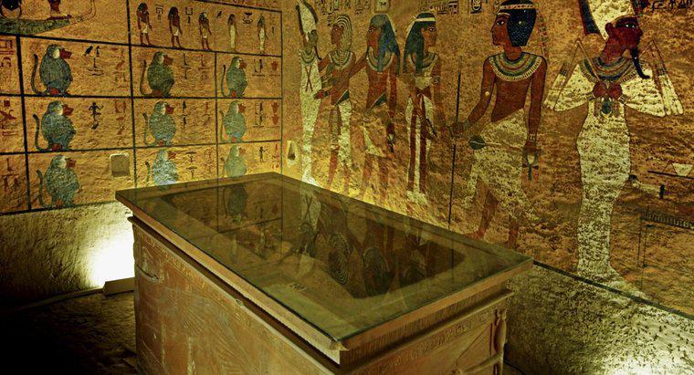 O que os egípcios colocaram em suas tumbas?