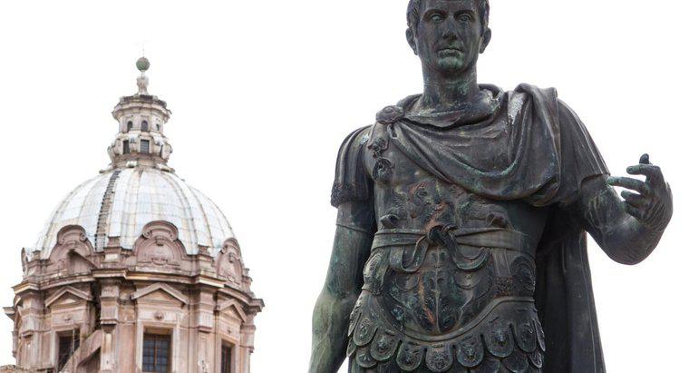 Qual era o estilo de liderança de Júlio César?