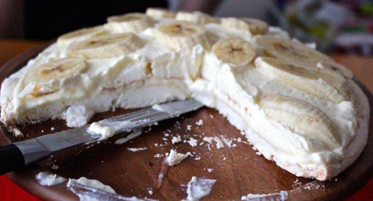 O que é uma receita fácil para um bolo de pudim de banana?
