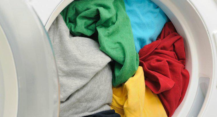 Por que as roupas ficam grudadas na secadora?
