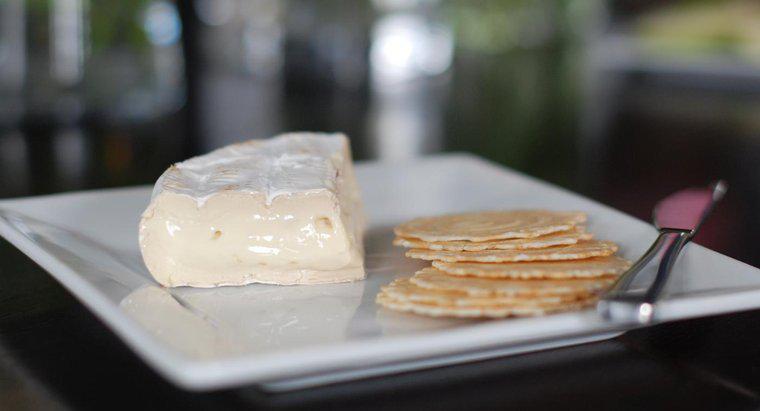 Qual é uma boa maneira de remover a casca do queijo brie?
