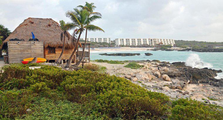 Qual é o clima em Cancún durante o mês de fevereiro?