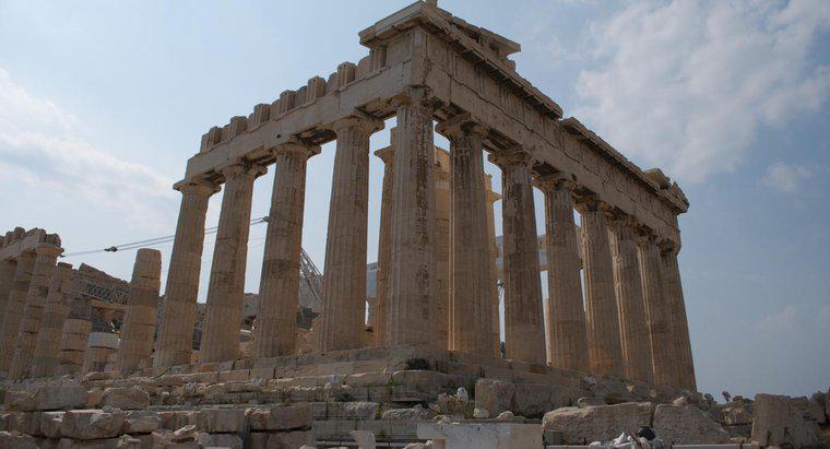 Por que Atenas é famosa?