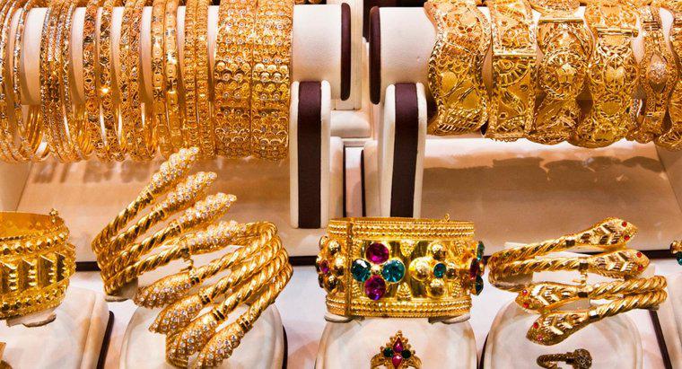 Qual é a diferença entre joias folheadas a ouro e joias folheadas a ouro?