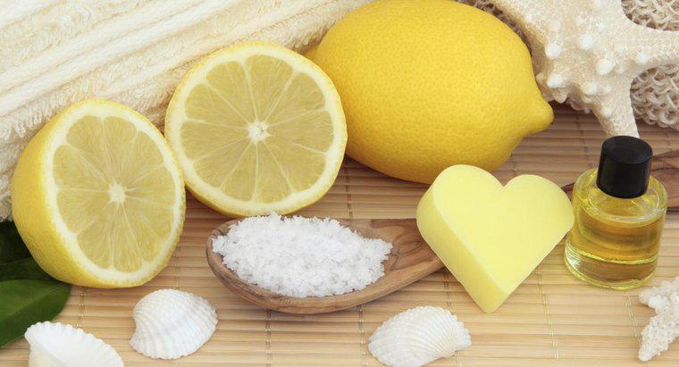 Como você faz uma esfoliação facial com limão e açúcar?