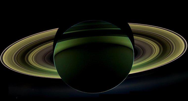 O que causa a divisão da Cassini nos anéis de Saturno?