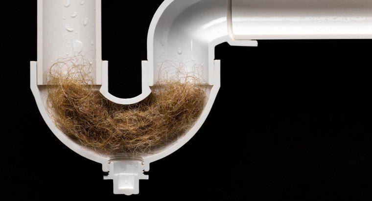 O que dissolve o cabelo nos ralos?