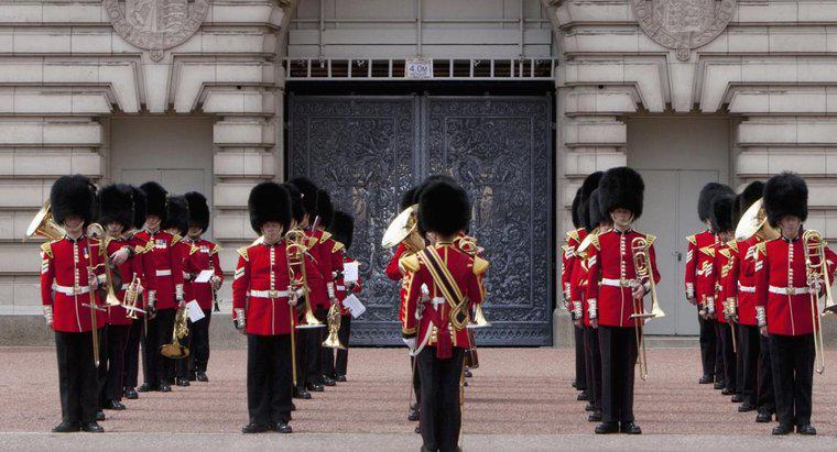Por que os soldados britânicos usavam uniformes vermelhos?