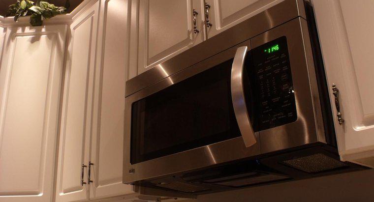 Quais são as dimensões usuais de um forno de microondas embutido?