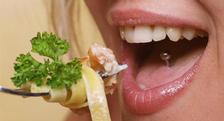 O que deve ser comido após um piercing na língua?