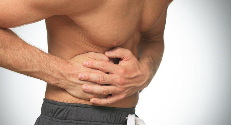 Quais são os sintomas associados às costelas machucadas?