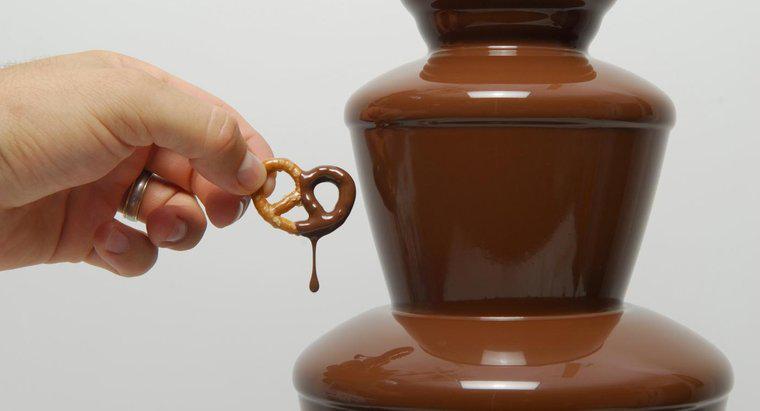 Quanto óleo você coloca em uma fonte de chocolate?