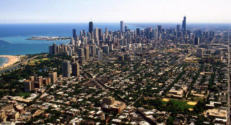 Qual é o tamanho de Chicago em milhas quadradas?