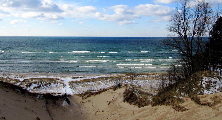 Que estados fazem fronteira com o Lago Michigan?