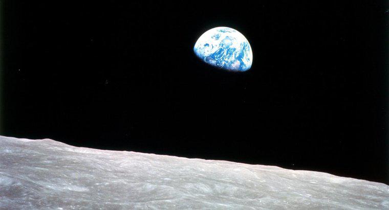 Qual é a diferença entre a Terra e a Lua?