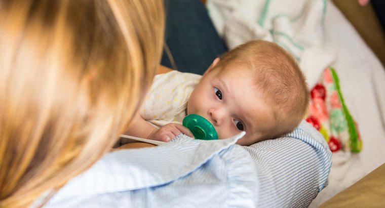 O que faz com que um bebê tenha catarro na garganta?