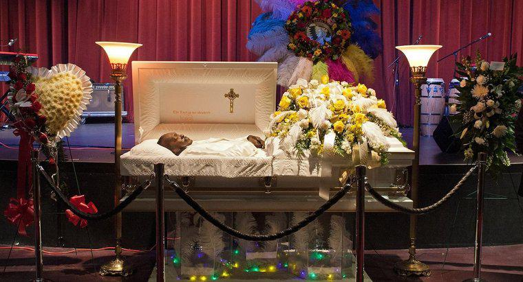 É adequado dar dinheiro para um funeral?