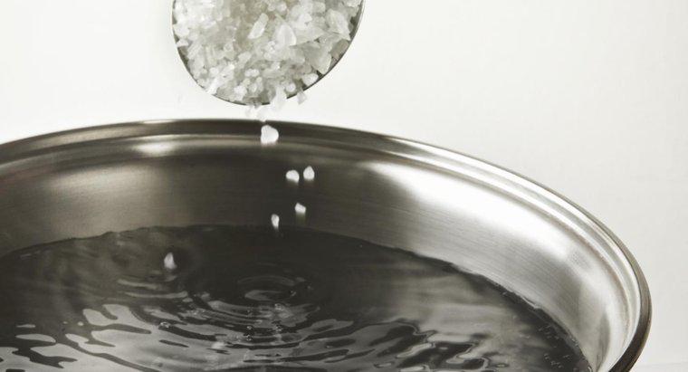 Por que o sal se dissolve mais rapidamente na água quente?