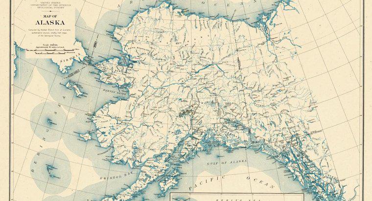 Que país fica a leste do Alasca?