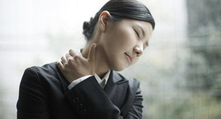 Quando você deve procurar ajuda profissional para dor de garganta rígida?
