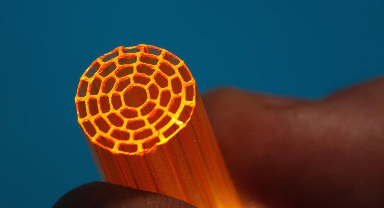 De que são feitas as fibras ópticas?