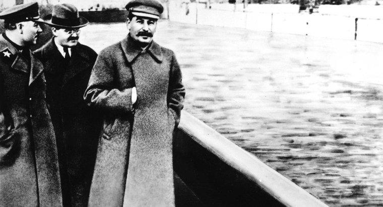Como Stalin usou a propaganda para ganhar poder?