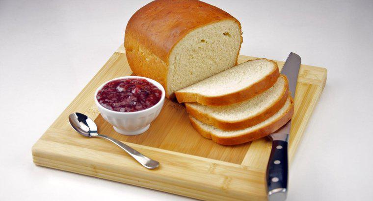 Quantas calorias existem em uma fatia de pão branco?