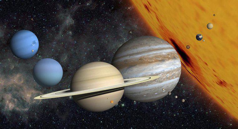 Quais são os dois planetas que são os únicos no sistema solar que não têm luas?