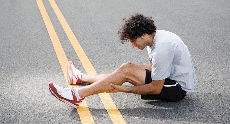Como você diagnostica a causa da dor e do inchaço nas pernas?