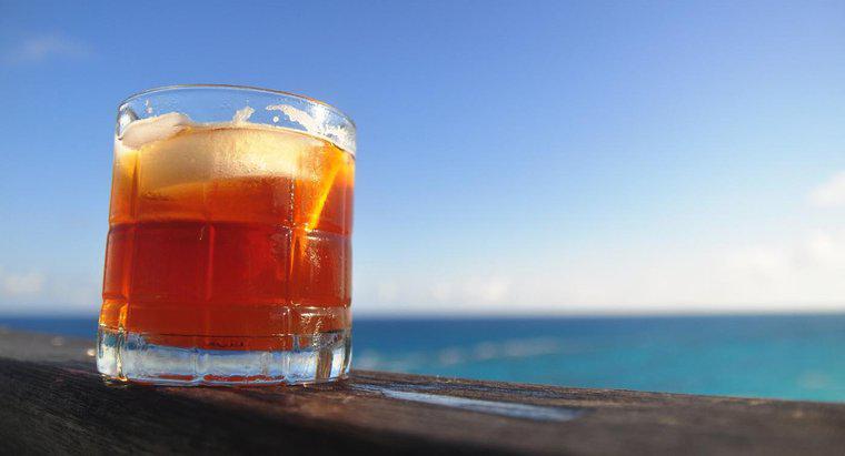 Qual é a diferença entre rum claro e escuro?