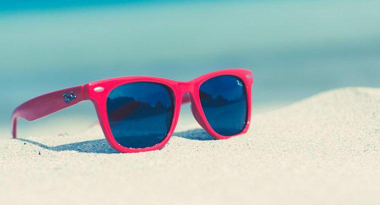 Qual é a maneira de tirar os riscos dos óculos de sol?