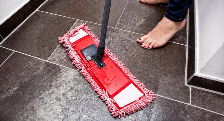 Como você usa o vinagre para limpar pisos?