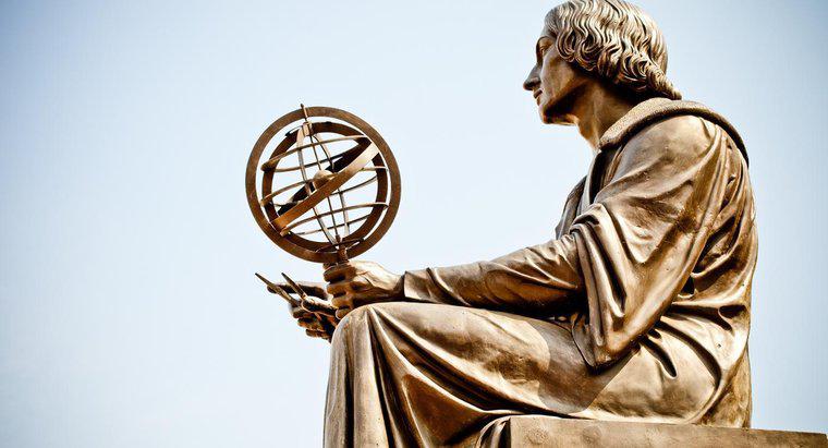 Por que Nicolaus Copernicus é famoso?
