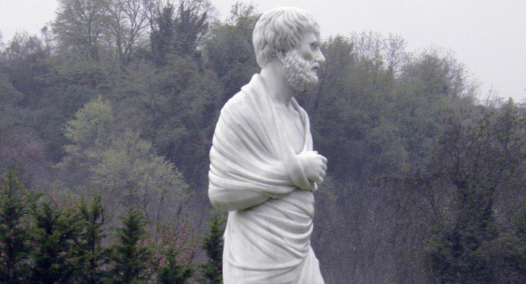 O que Aristóteles acreditava sobre a natureza humana?