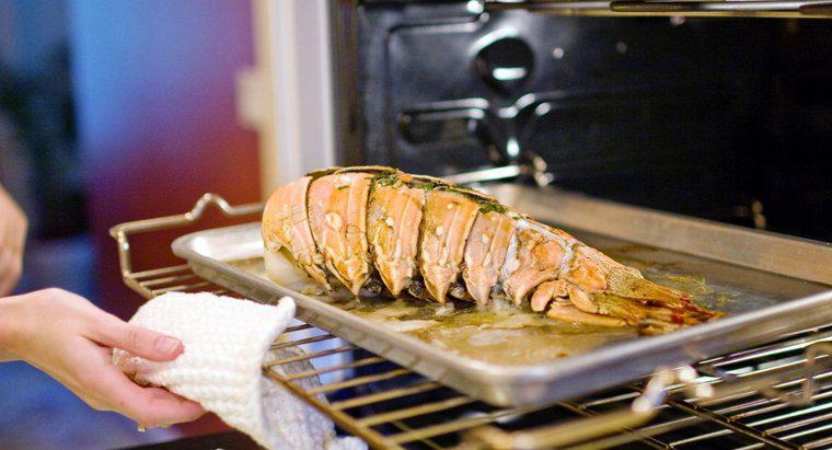 Como você assa caudas de lagosta no forno?