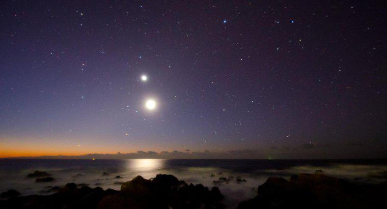 O que é a estrela brilhante sob a lua?