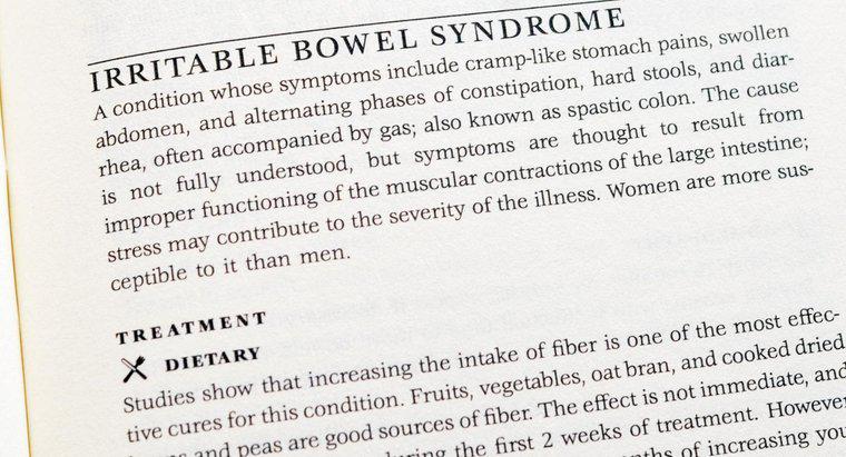 Quais são alguns sintomas da doença do intestino irritável?