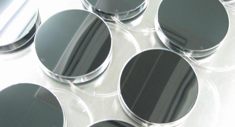 Por que as placas de Petri são invertidas durante a incubação?