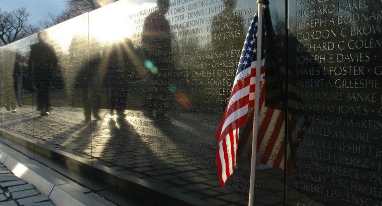 Como os nomes são arranjados na parede do memorial dos veteranos do Vietnã?