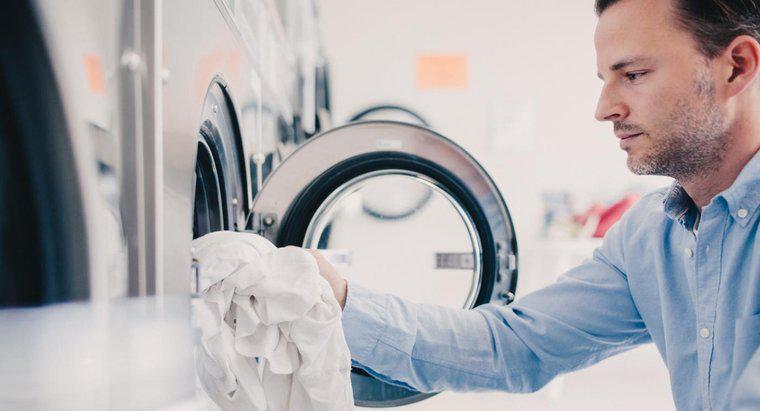 Qual é a diferença entre as configurações de "algodão / normal" e "pressão permanente" em uma lavadora?