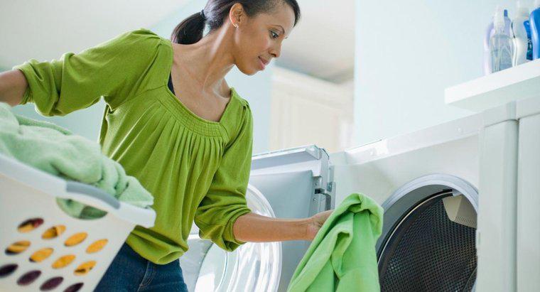 Como limpar uma máquina de lavar que está deixando resíduos nas roupas?
