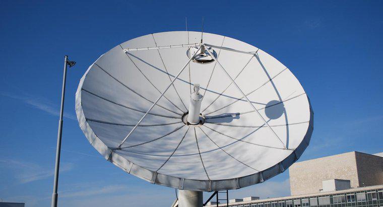 Por que as frequências de uplink e downlink são diferentes nas comunicações por satélite?